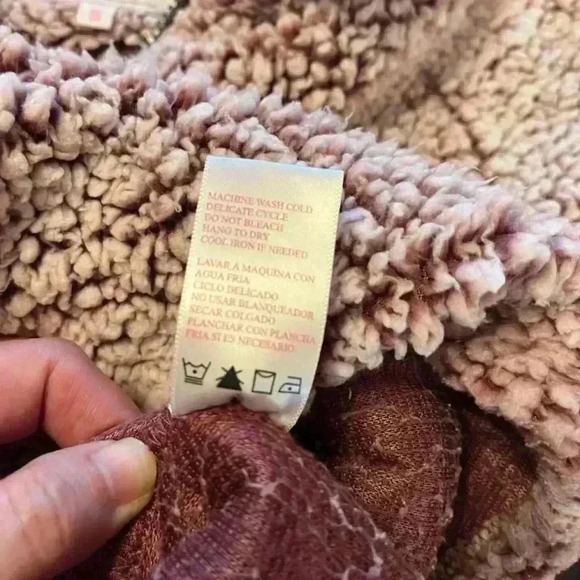 Sherpa woman’s long sleeve cranberry/dark pink top size small in EUC - Picture 9 of 9